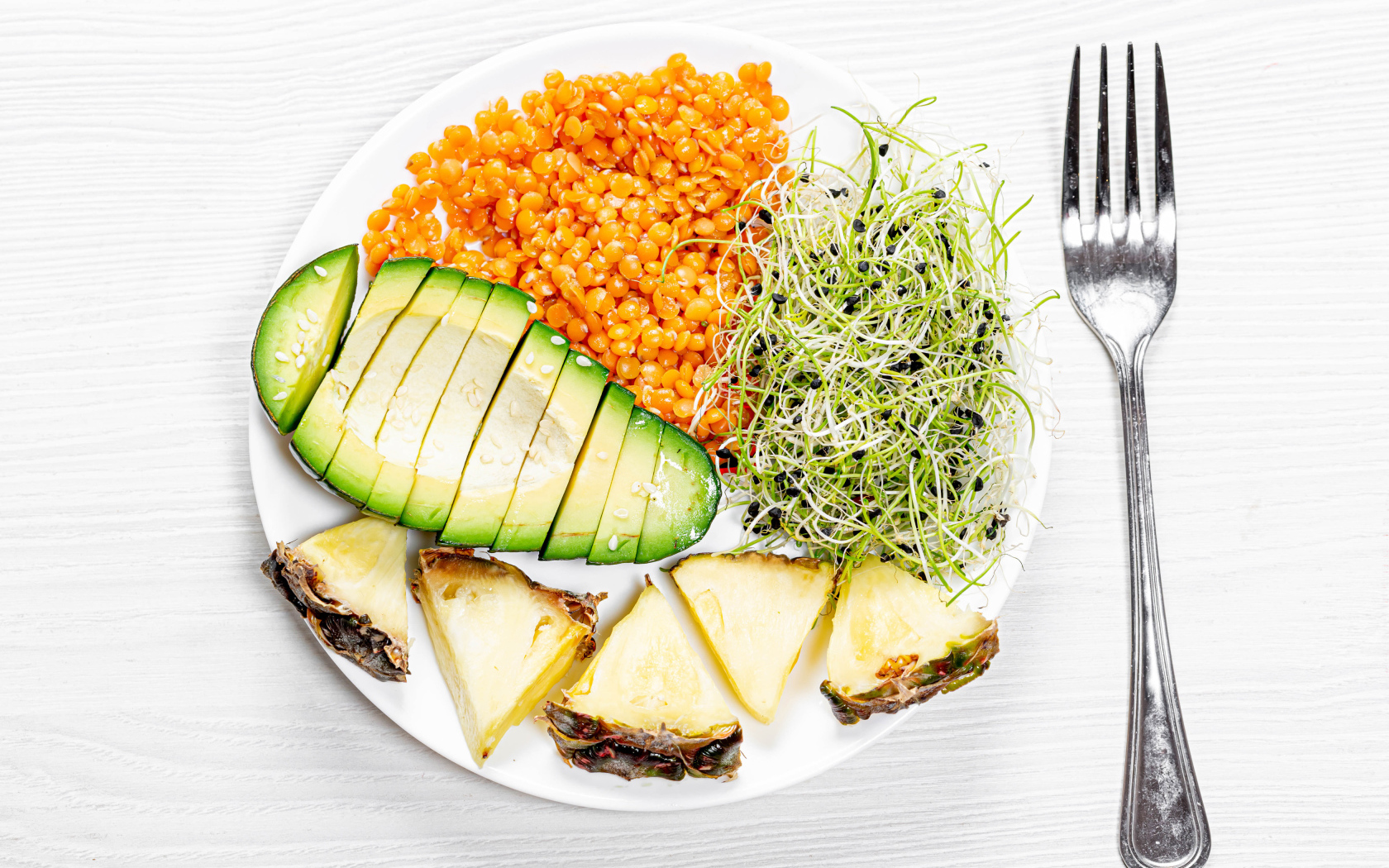 Вкусный завтрак для вегетарианца на белой тарелке