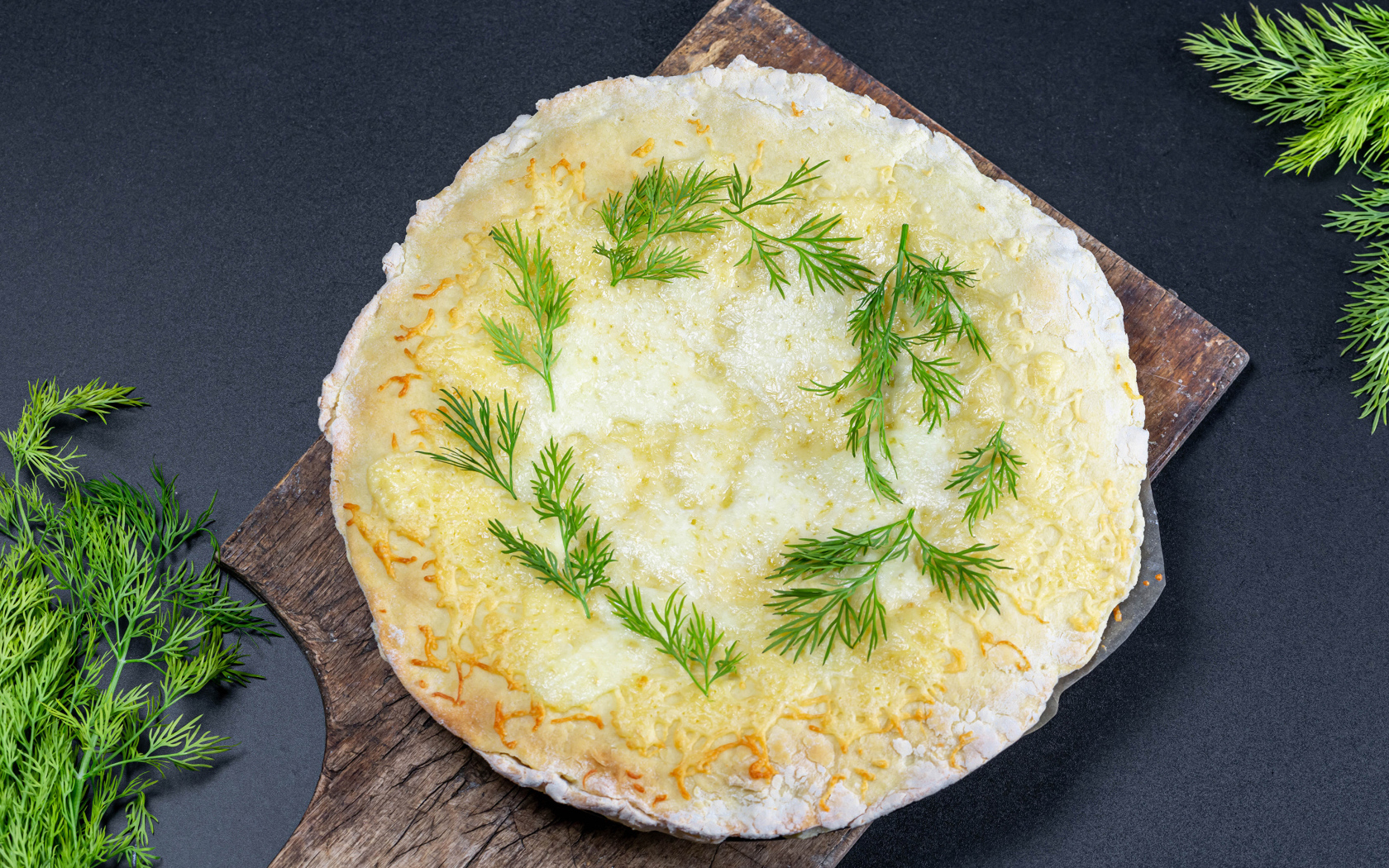 Тонкие блинчики с укропом на доске 