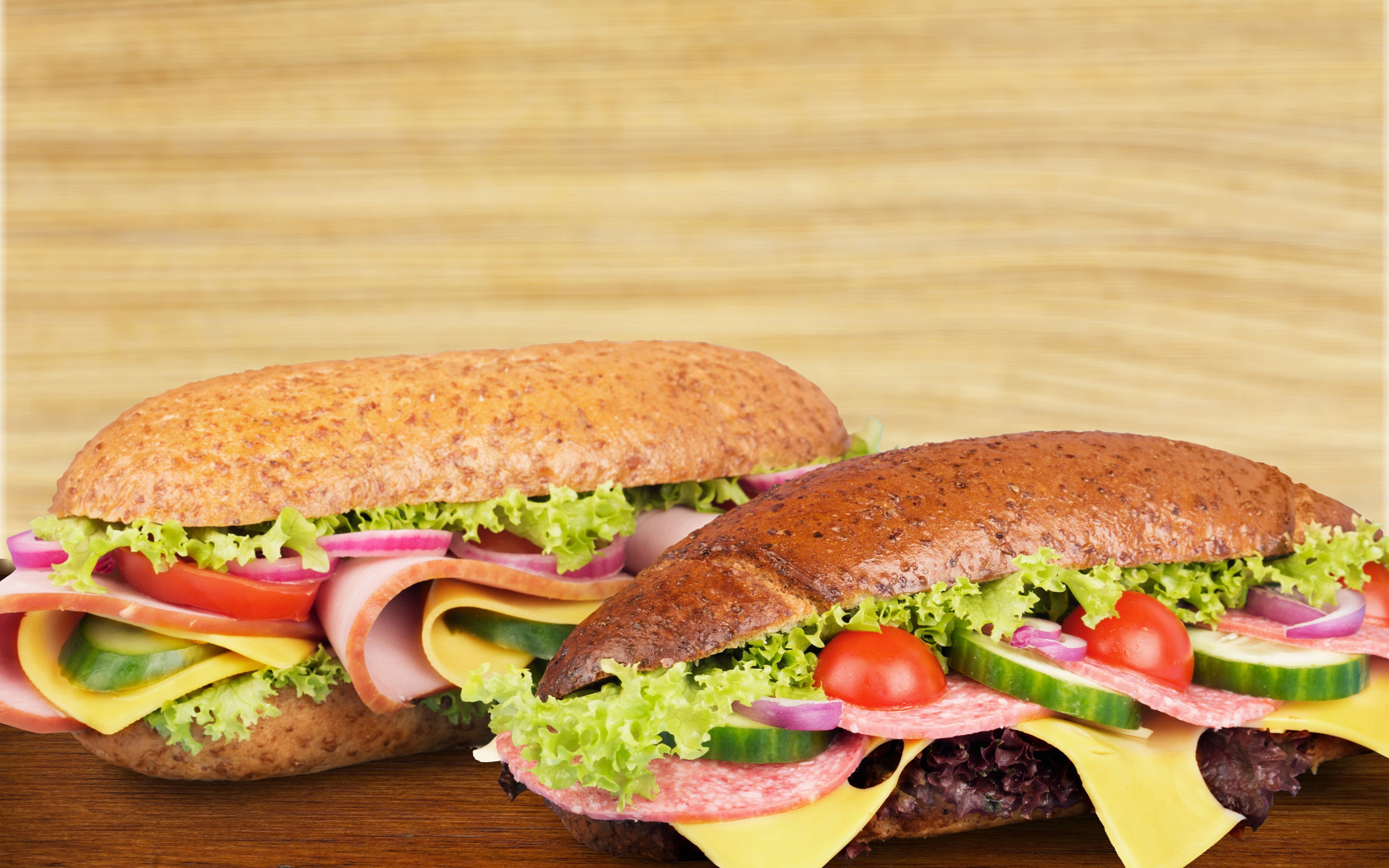 Два вкусных бутерброда с овощами и колбасой на столе 