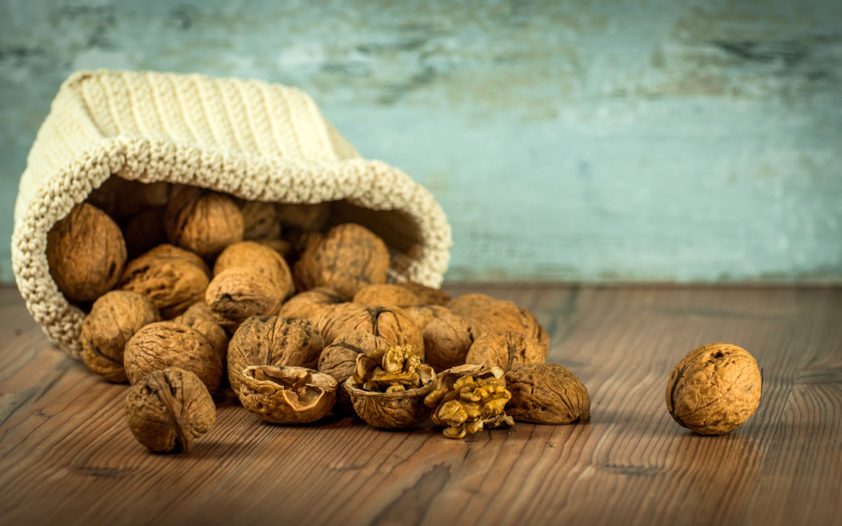 Мешок с грецкими орехами на столе 