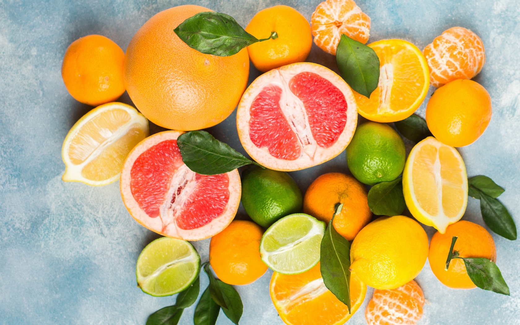 Аппетитные цитрусовые фрукты с зелеными листьями