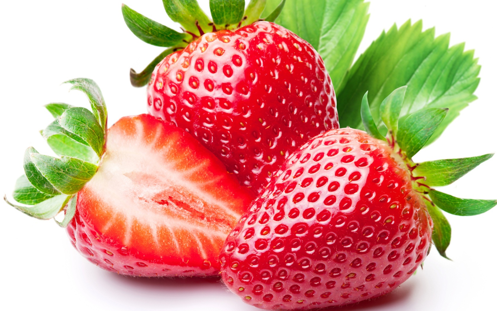 Аппетитная красная сладкая клубника на белом фоне