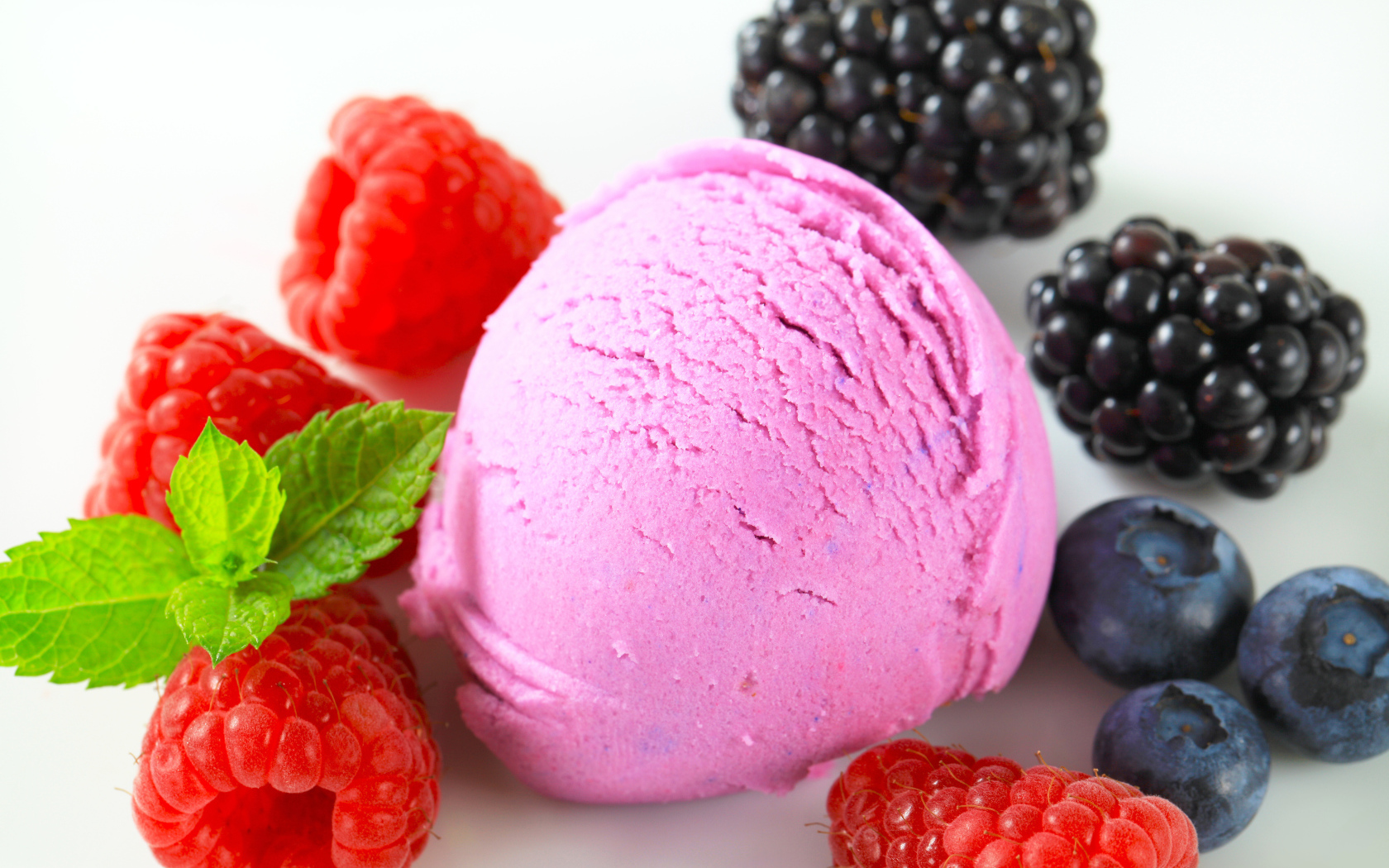 Шарик мороженого с ягодами малины, черники и ежевики 
