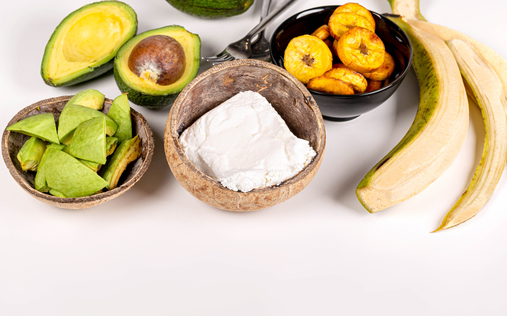 Творог, авокадо и банан на столе 