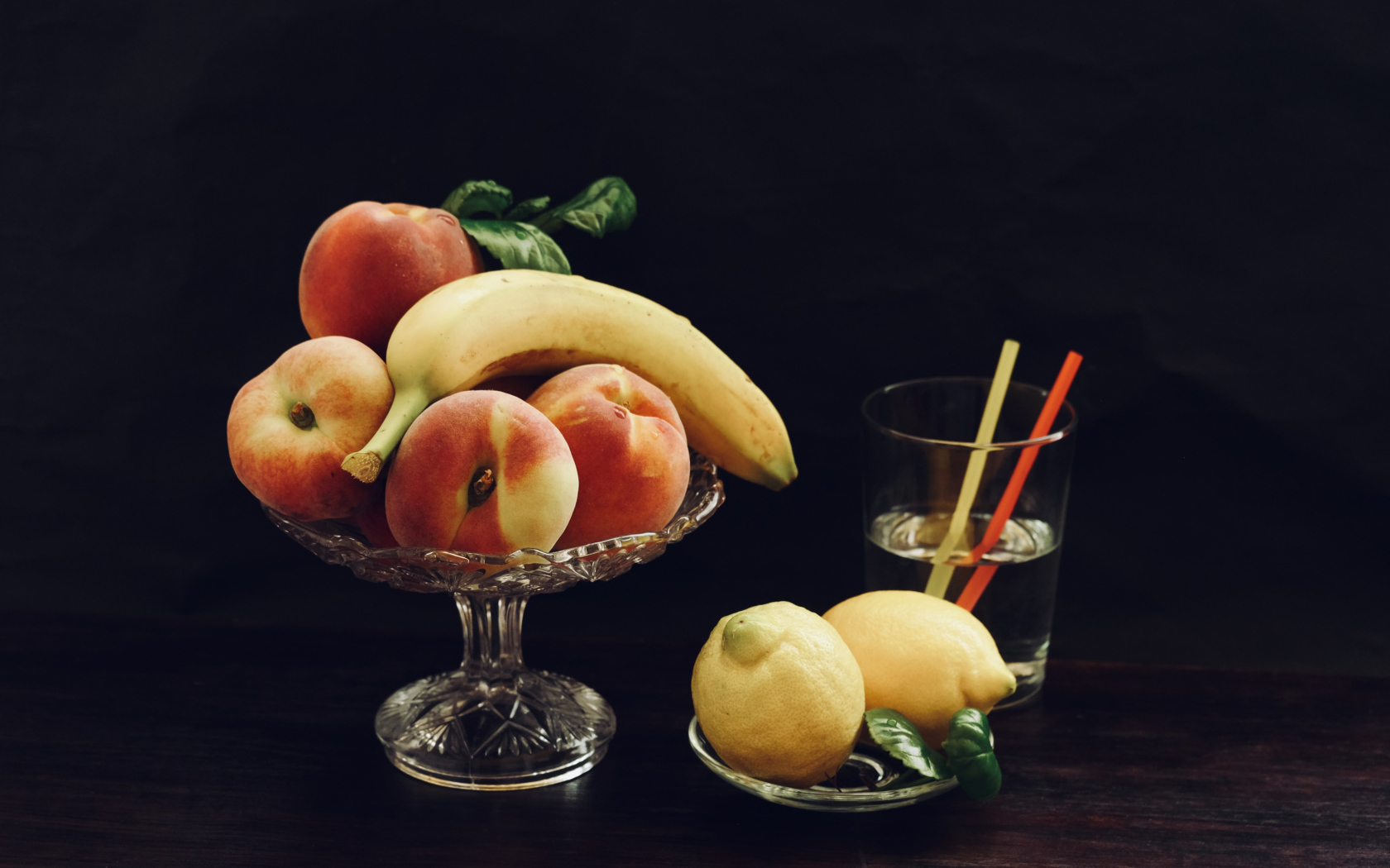 Свежие фрукты на столе с напитком