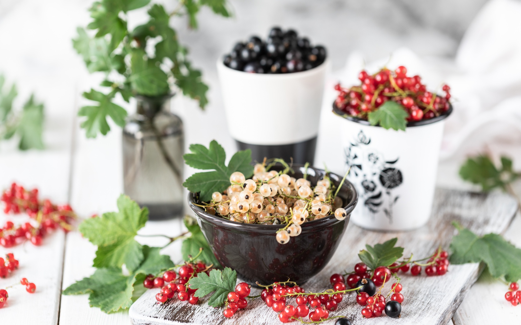 Свежая красная, черная и белая смородина на столе