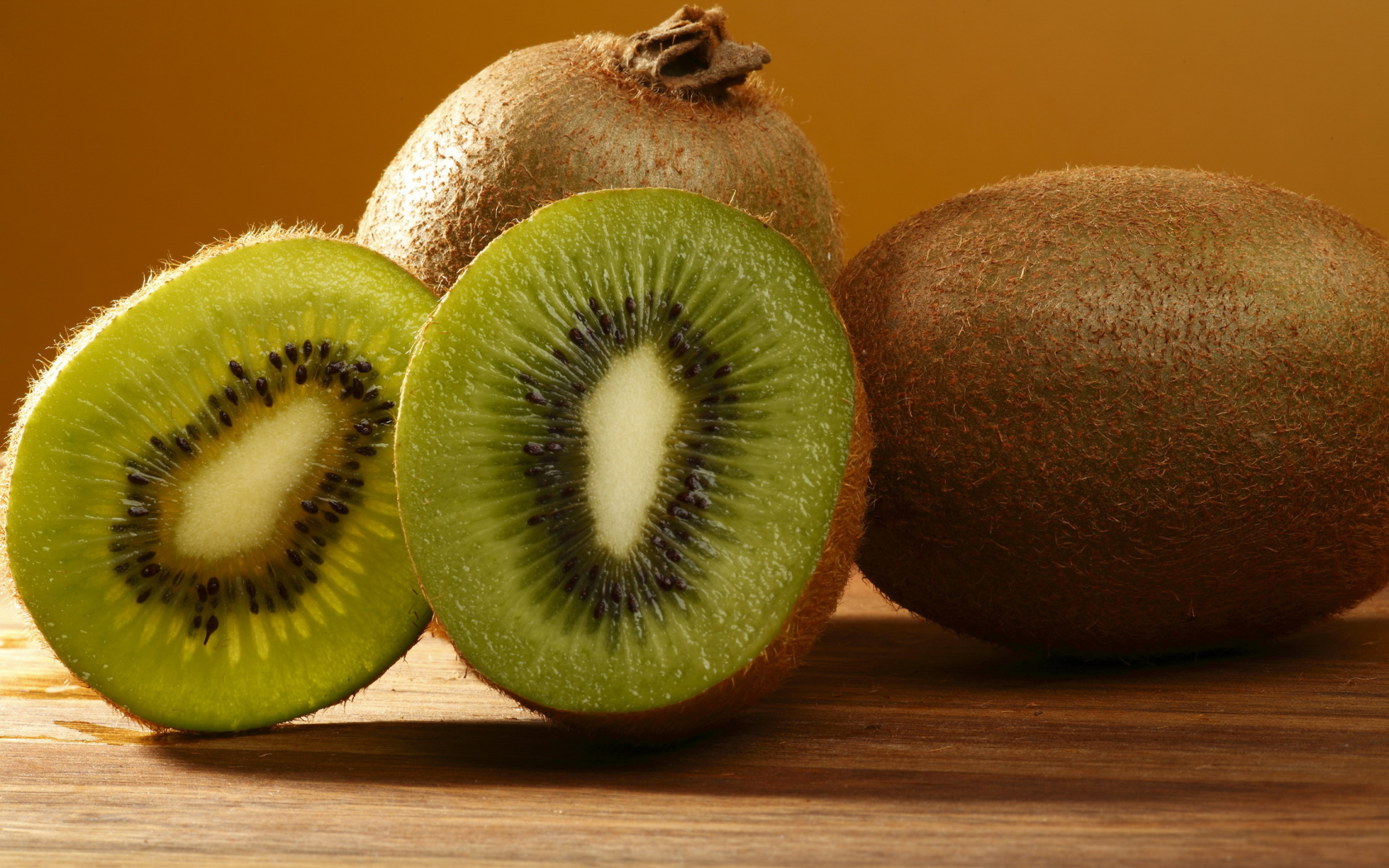 Сочное зеленое киви на деревянном столе крупным планом