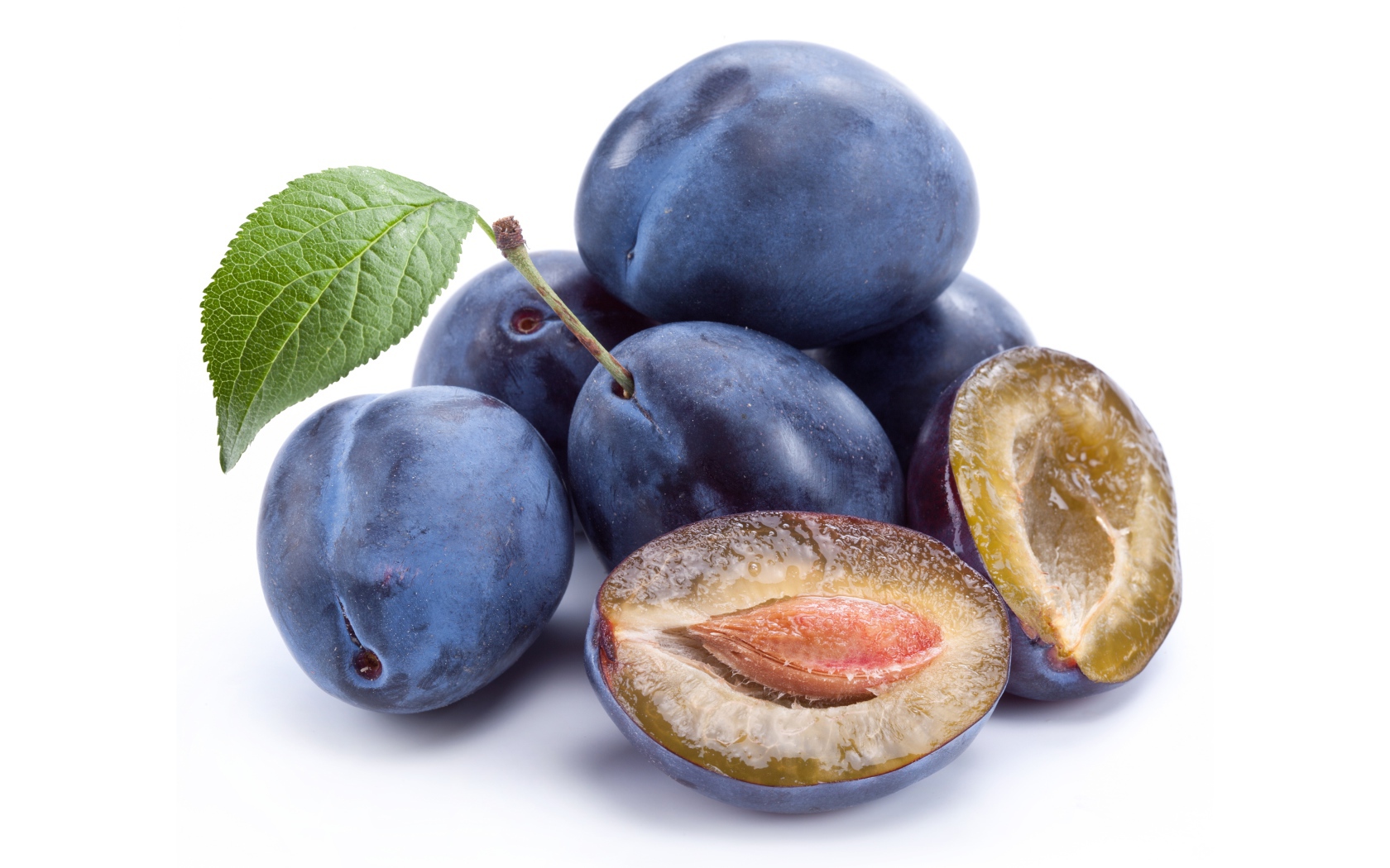 Спелые синие сливы на белом фоне