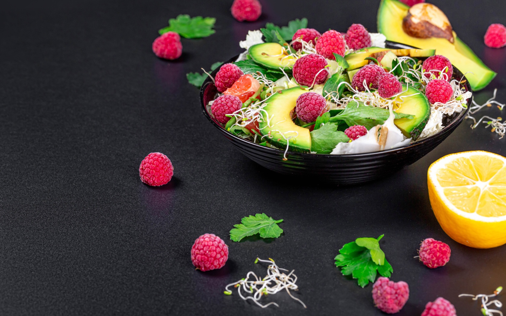 Салат из зелени, проросших зерен, малины и авокадо 