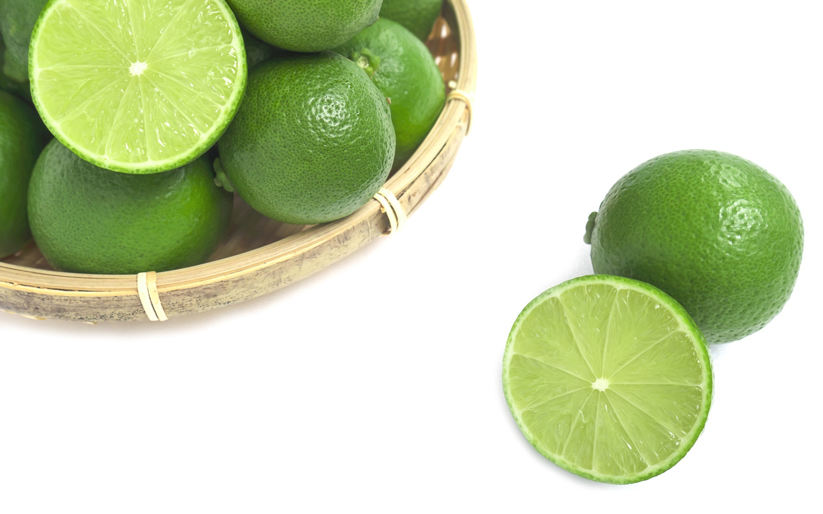 Кислые плоды зеленого лайма на белом столе