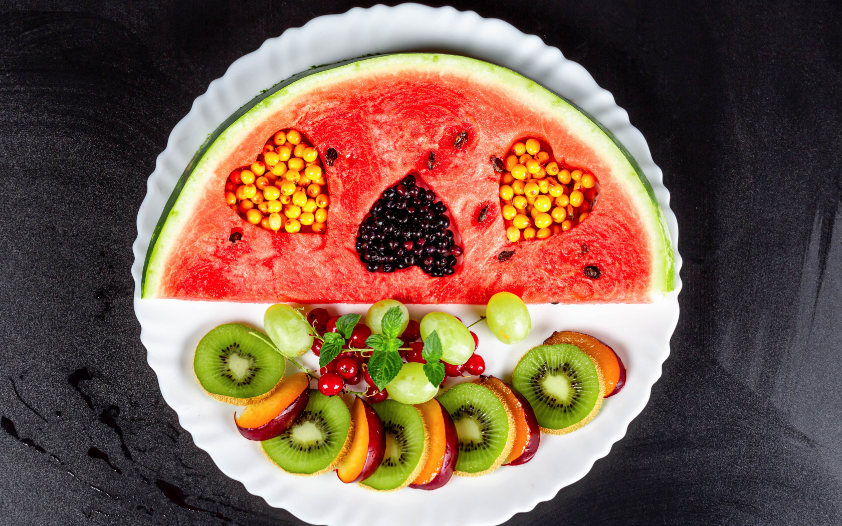 Арбуз на тарелке с ягодами 