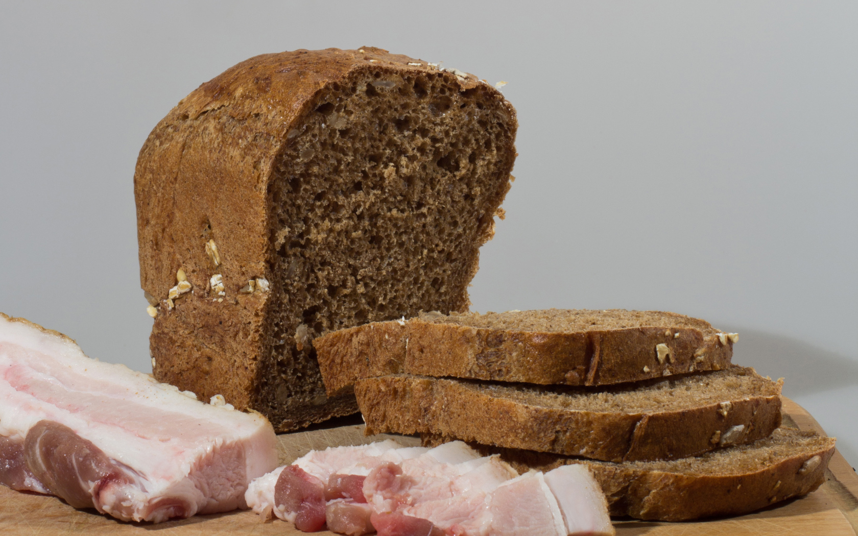 Черный хлеб на столе с нарезанным салом