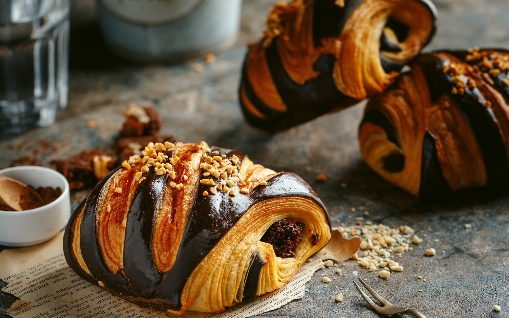 Аппетитные булочки  с шоколадом и орехами 