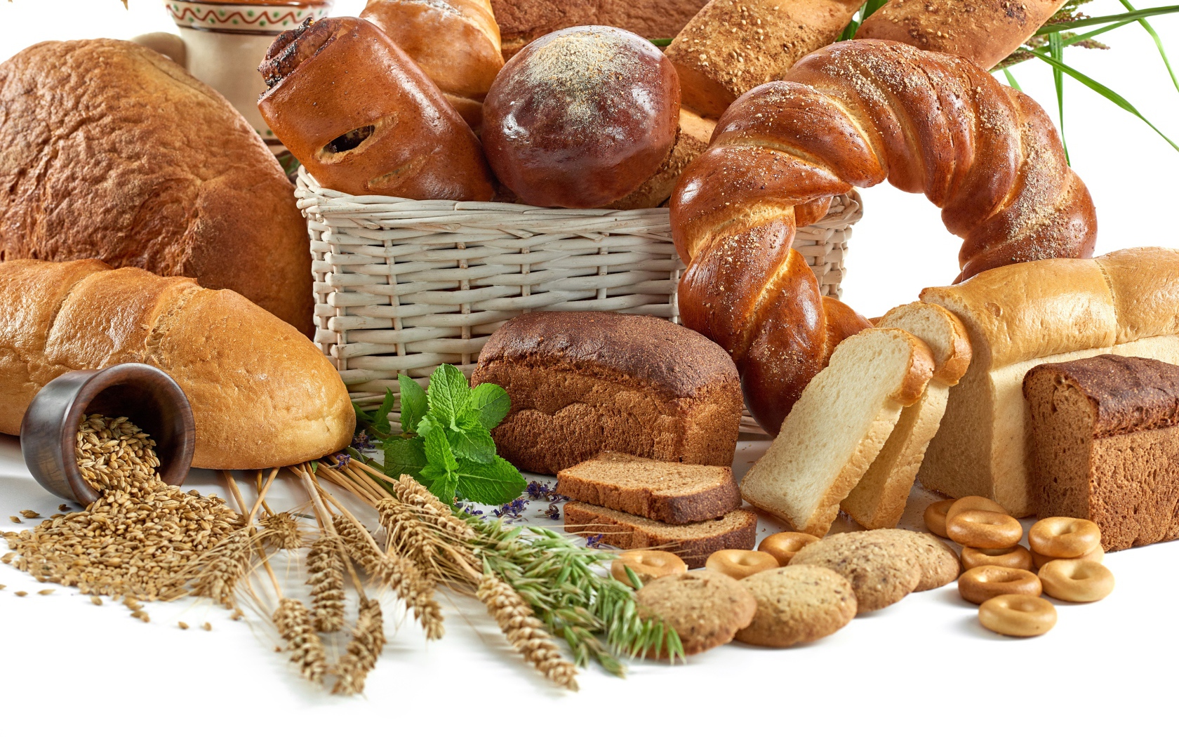 Различная вкусная ароматная свежая выпечка на белом фоне