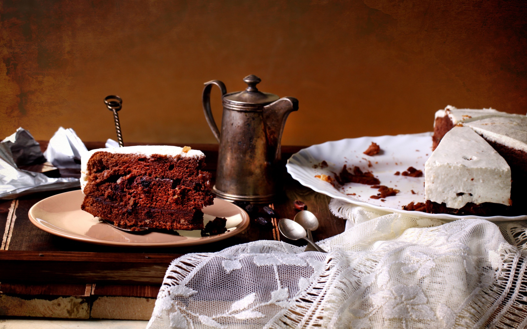 Кусок пирога на тарелке на столе с чаем 