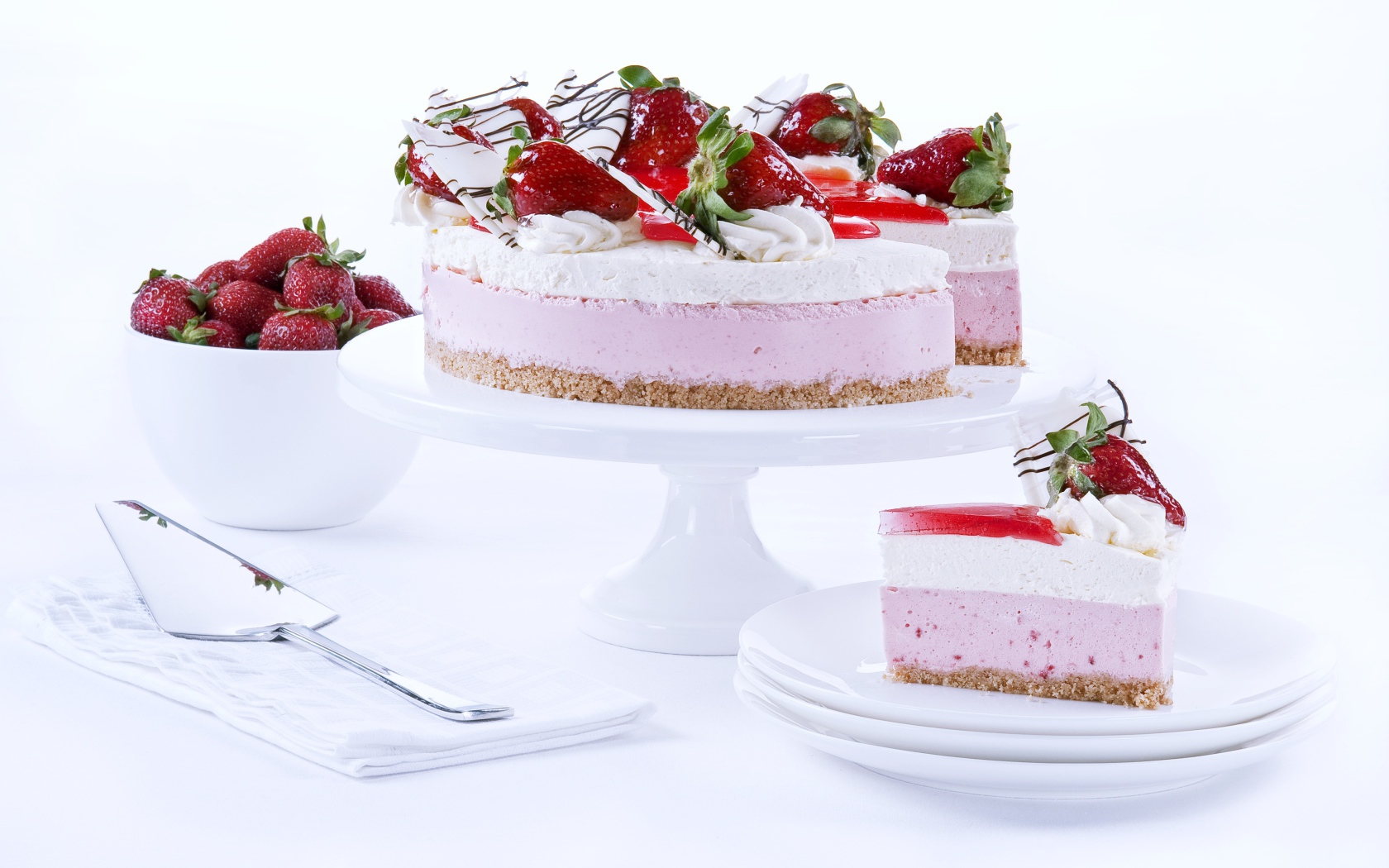 Аппетитный праздничный торт с клубникой на столе 