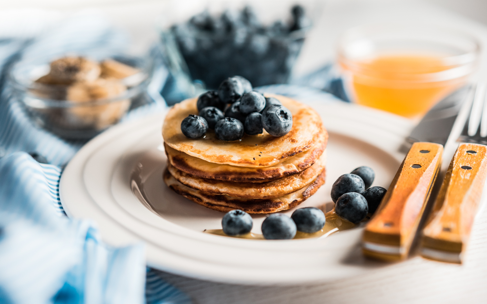 Аппетитные румяные оладьи с медом и ягодами черники