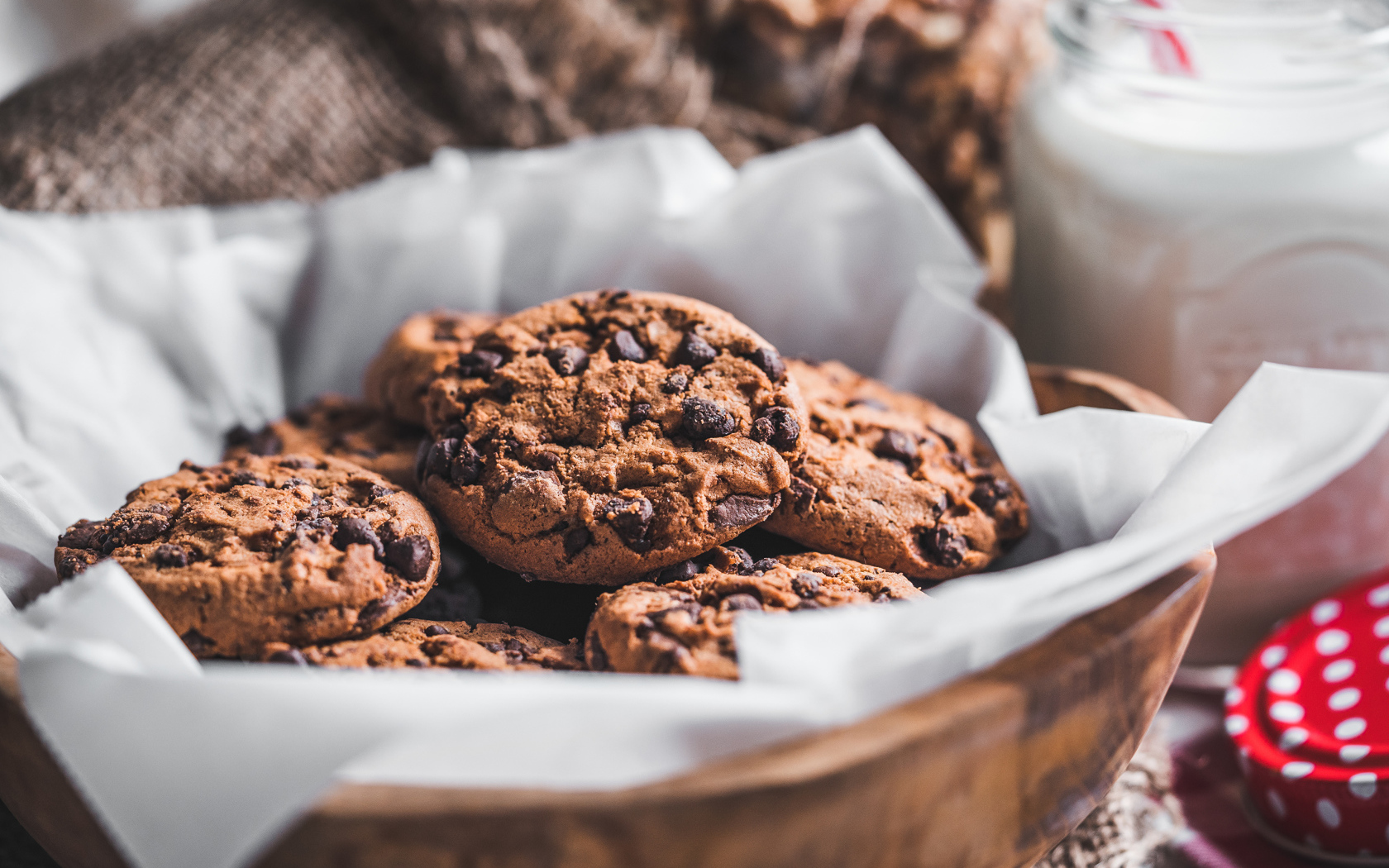 Печенье с шоколадной крошкой на столе 