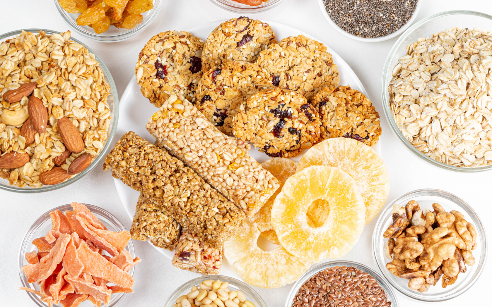 Печенье,  сухофрукты и злаки на столе 