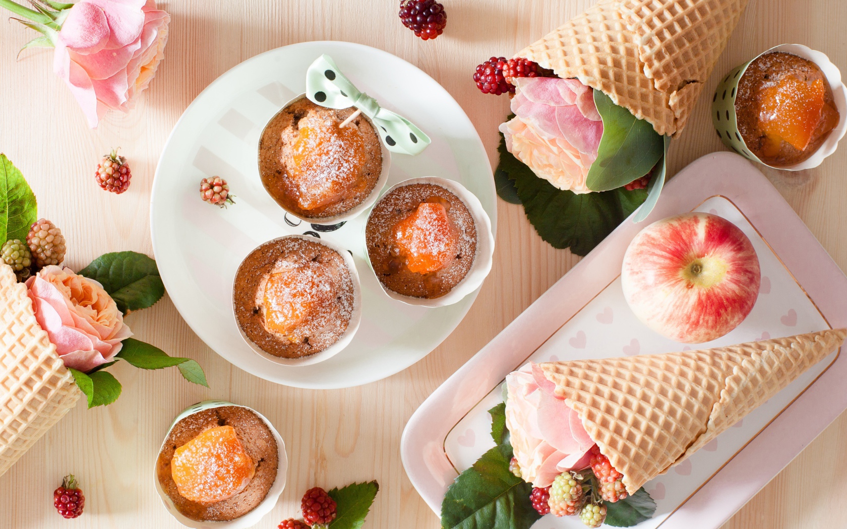 Вкусные кексы с абрикосом на столе с вафельными рожками с розой и ежевикой