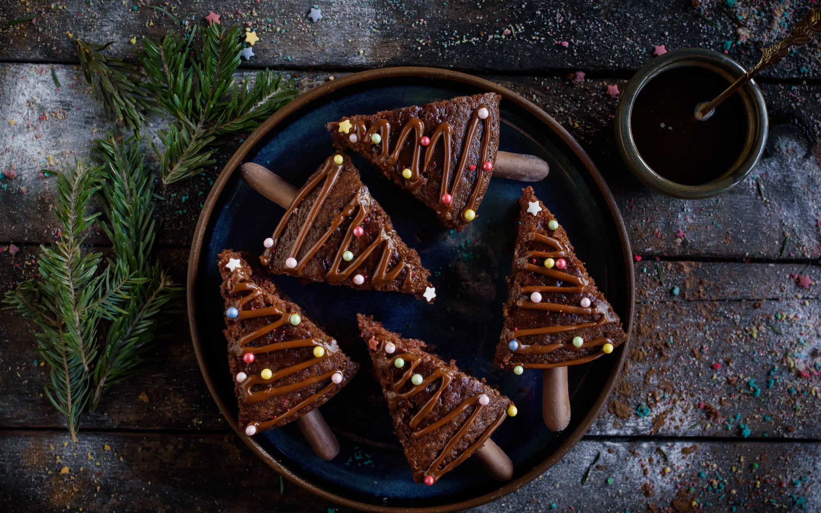 Вкусное шоколадное печенье с еловыми ветками и кофе на столе