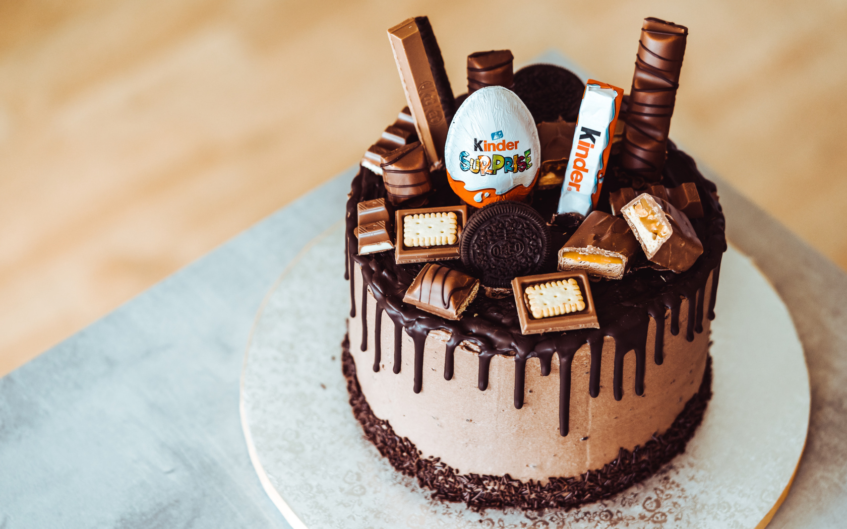 Праздничный шоколадный торт украшен сладостями