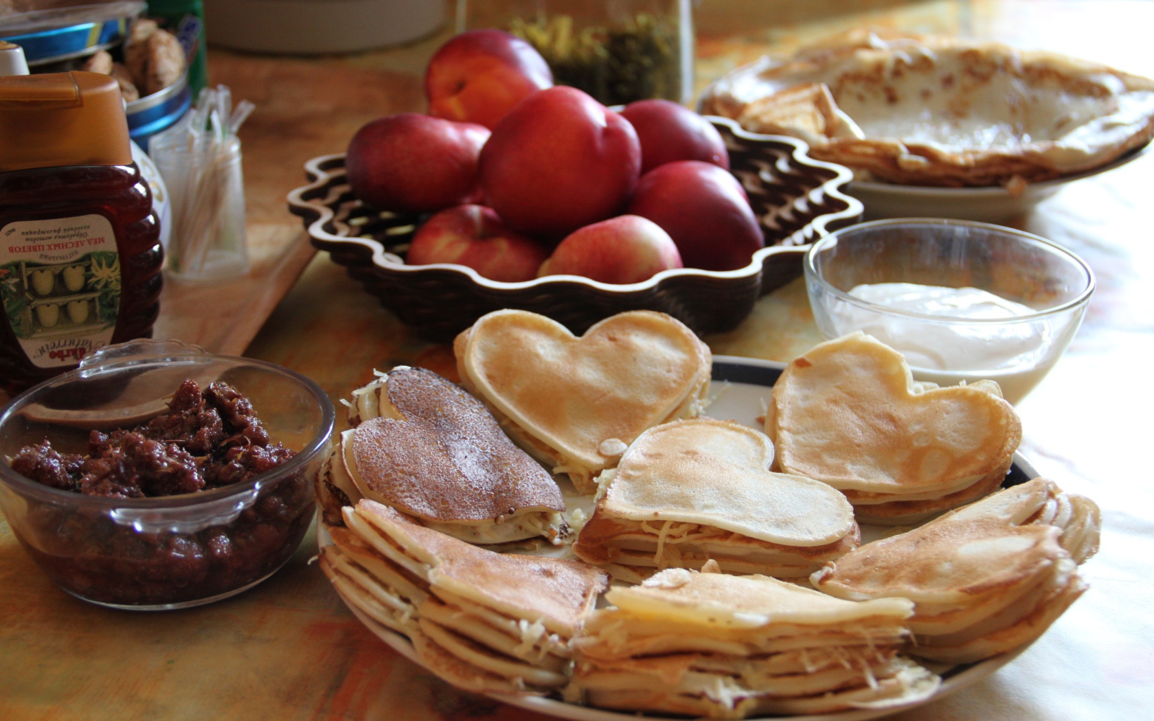 Блины с начинкой на столе с нектарином