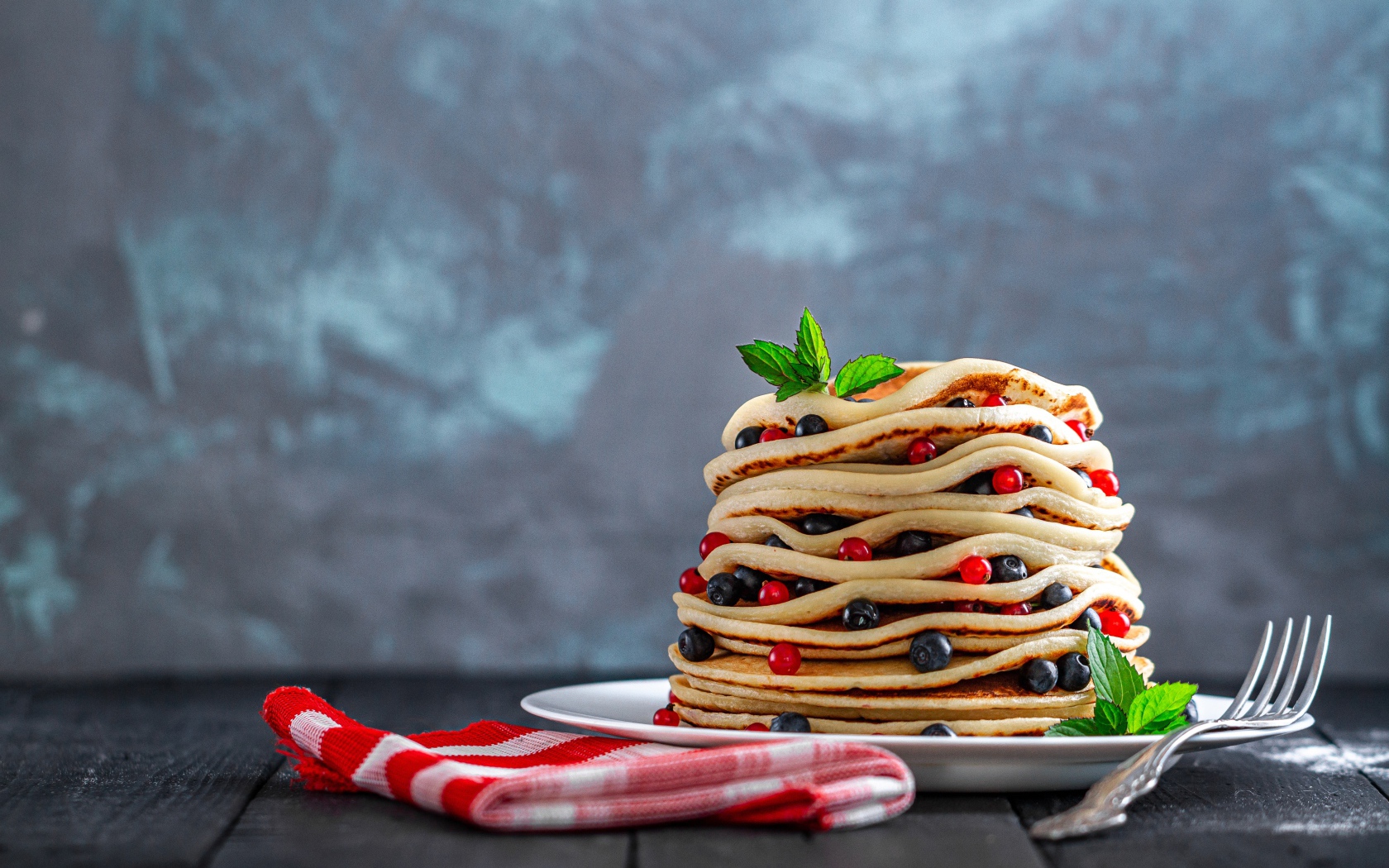 Оладьи с ягодами черники и красной смородины 