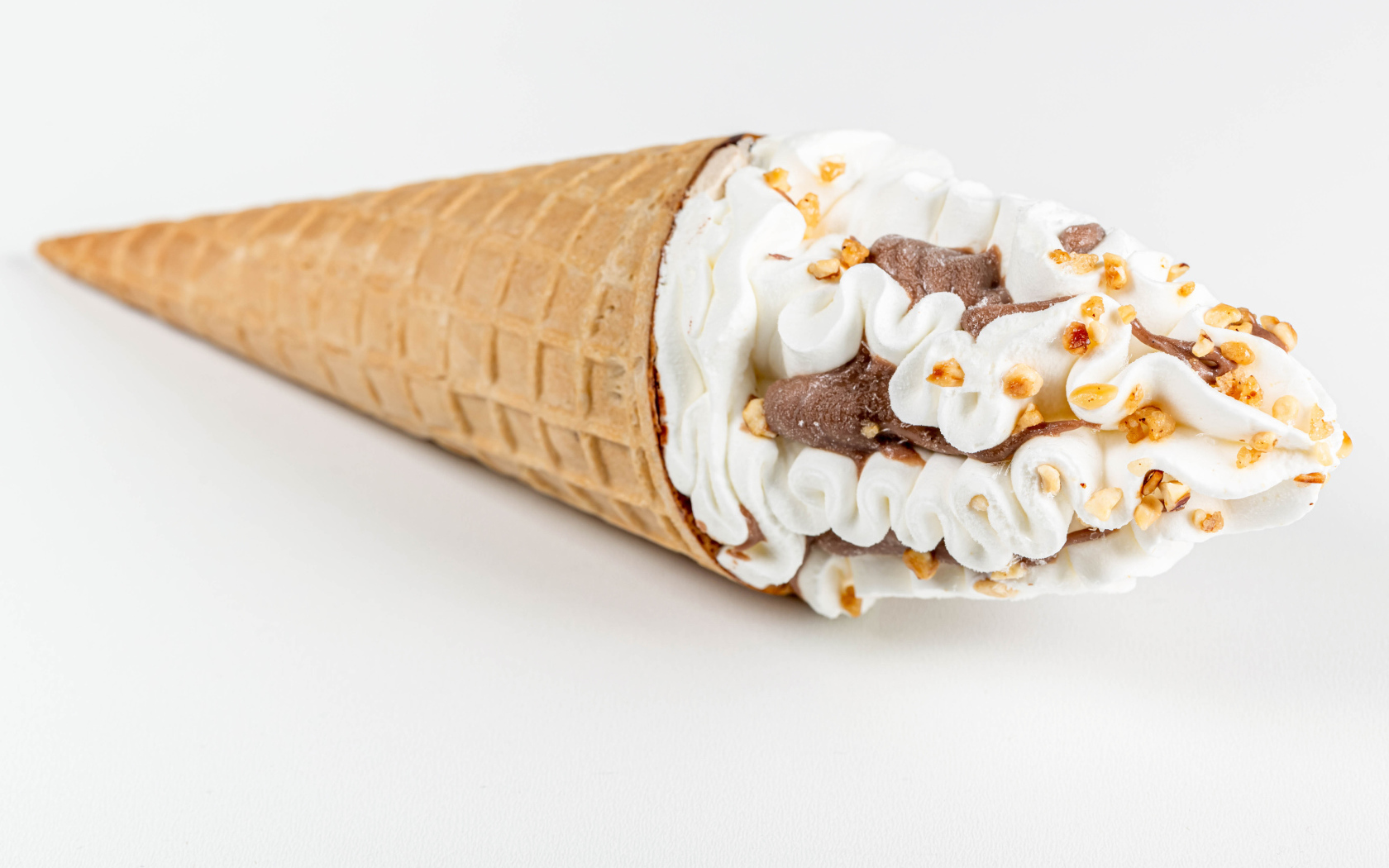 Мороженое рожок с орехами и шоколадом