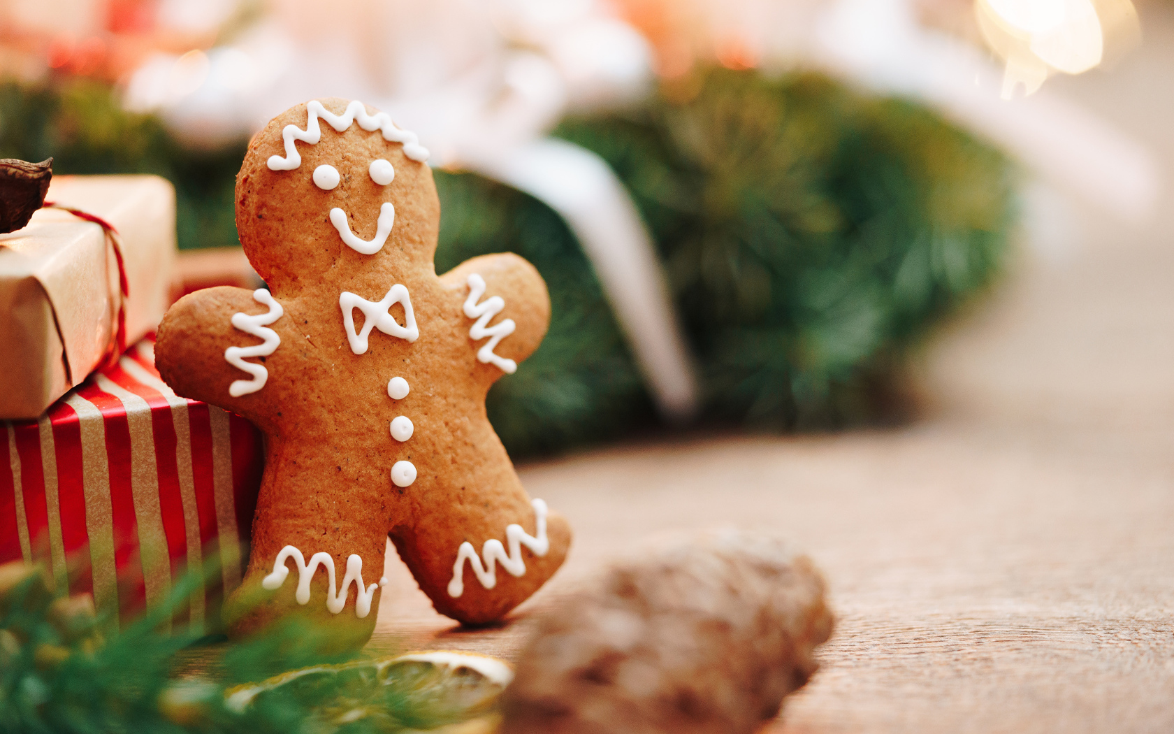 Печенье в виде человечка на столе с подарками 