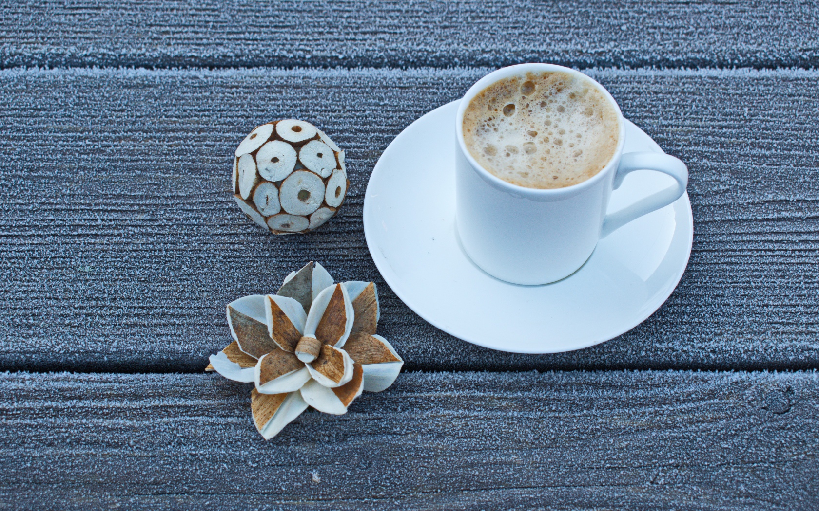 Чашка горячего кофе на покрытом инеем столе 