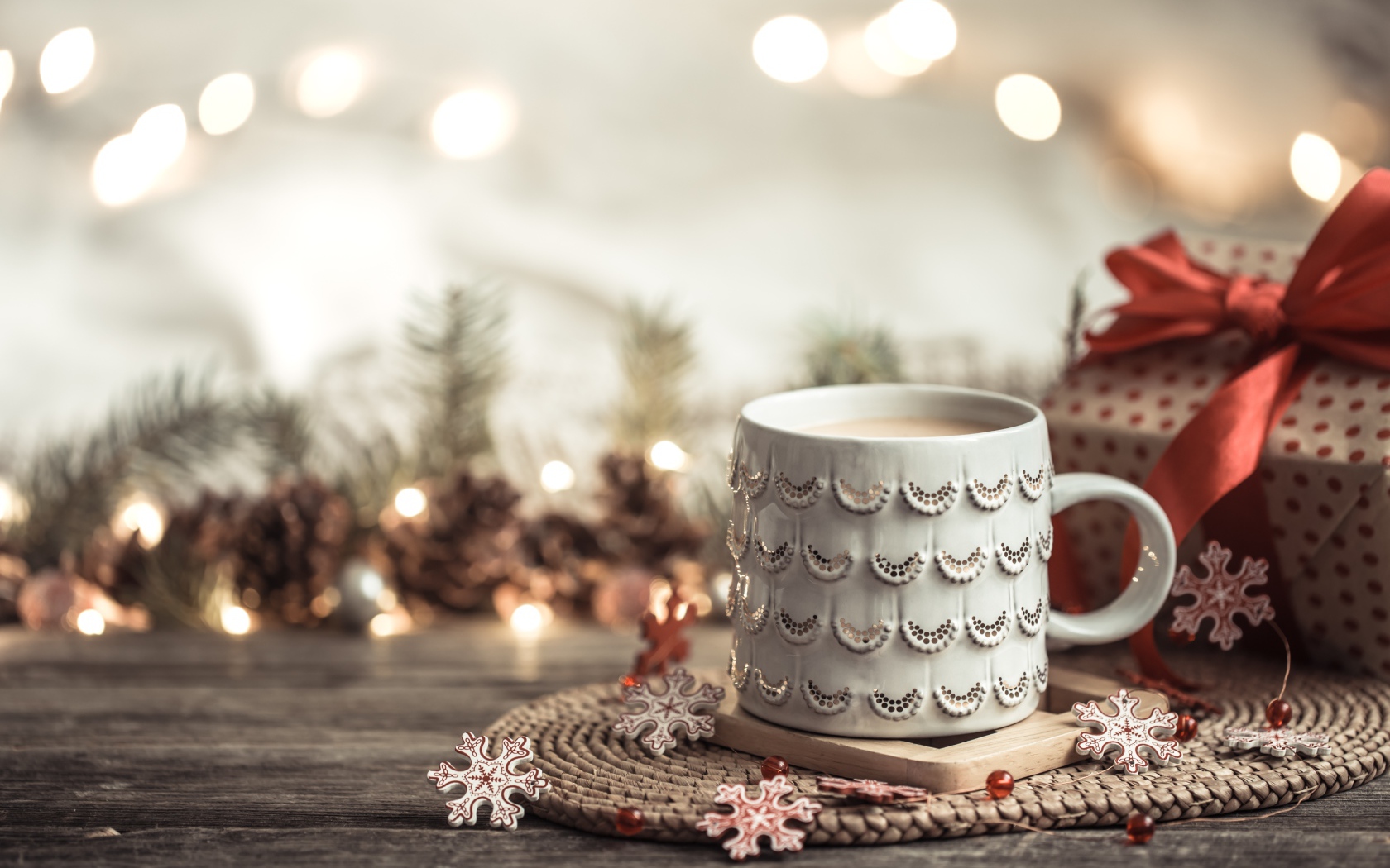 Красивая чашка горячего шоколада на столе 