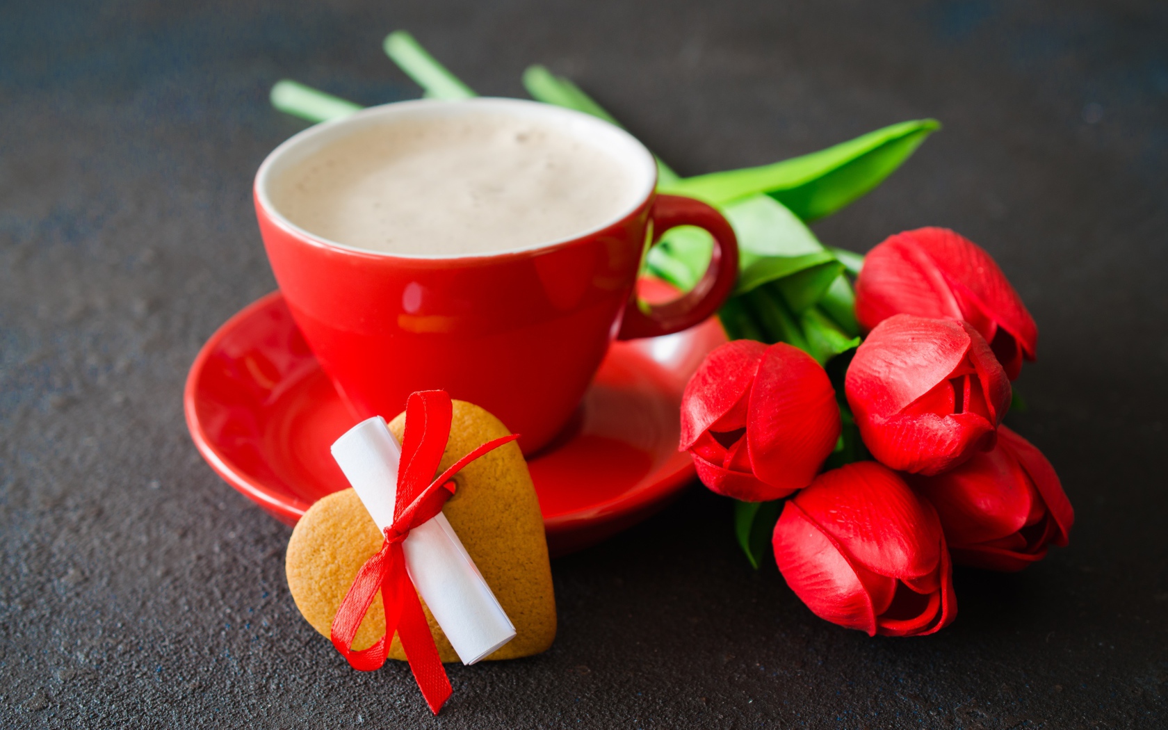 Букет тюльпанов и чашка кофе с печеньем на столе