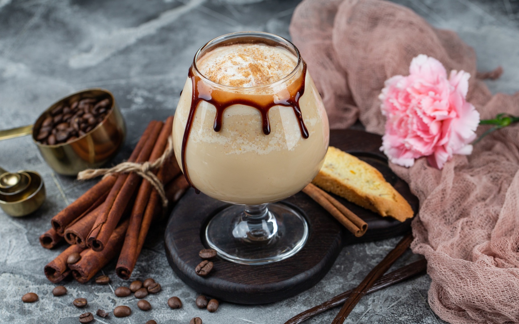 Вкусный кофейный напиток на столе с корицей и гвоздикой