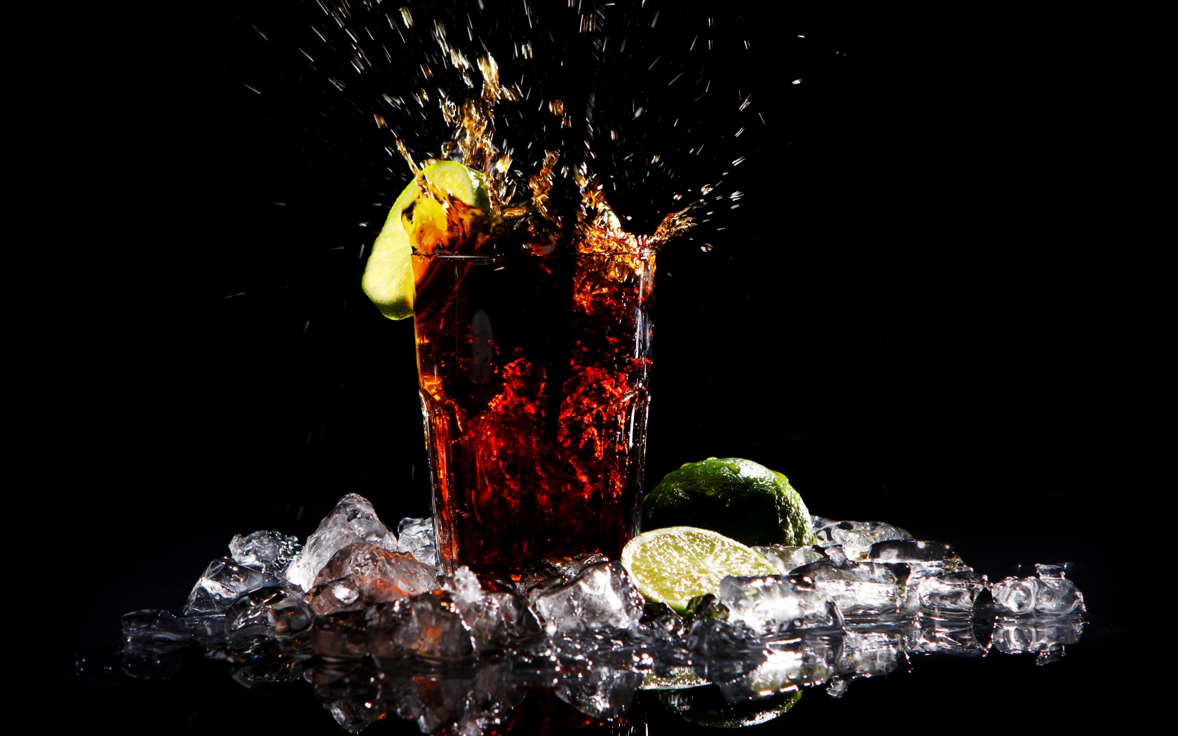 Стакан кока колы на черном фоне со льдом