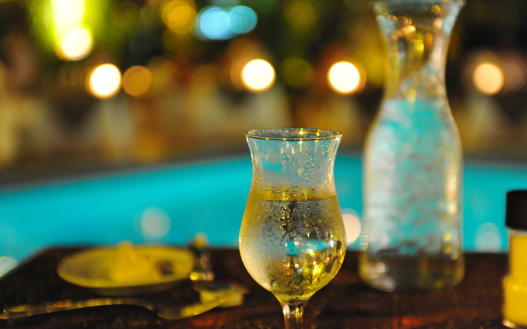 Бокал холодного вина на столе в кафе 