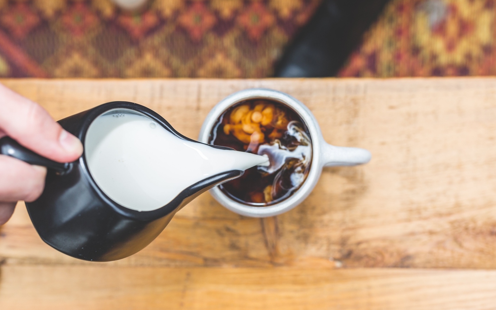 Молоко наливают в горячий ароматный  кофе