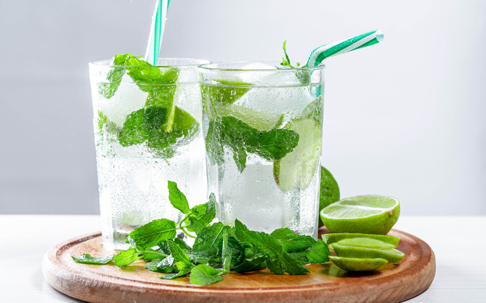 Мохито в стаканах с лаймом и мятой 