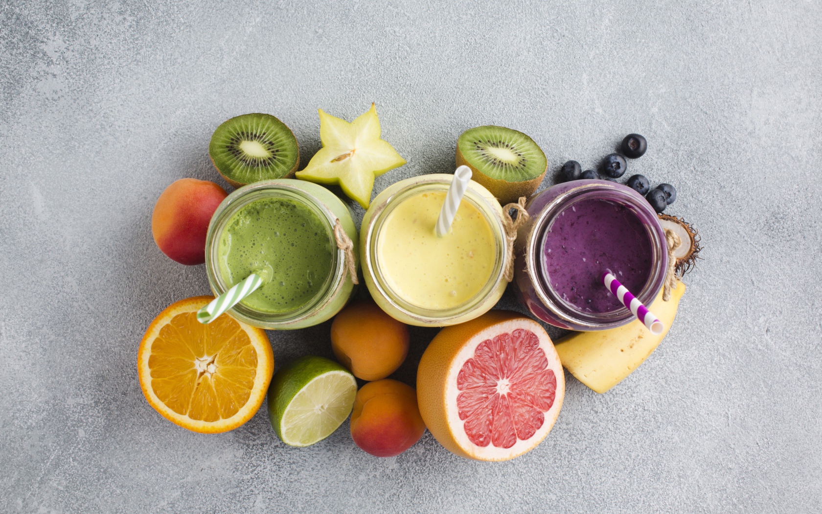 Смузи в банках на столе в ягодами и фруктами