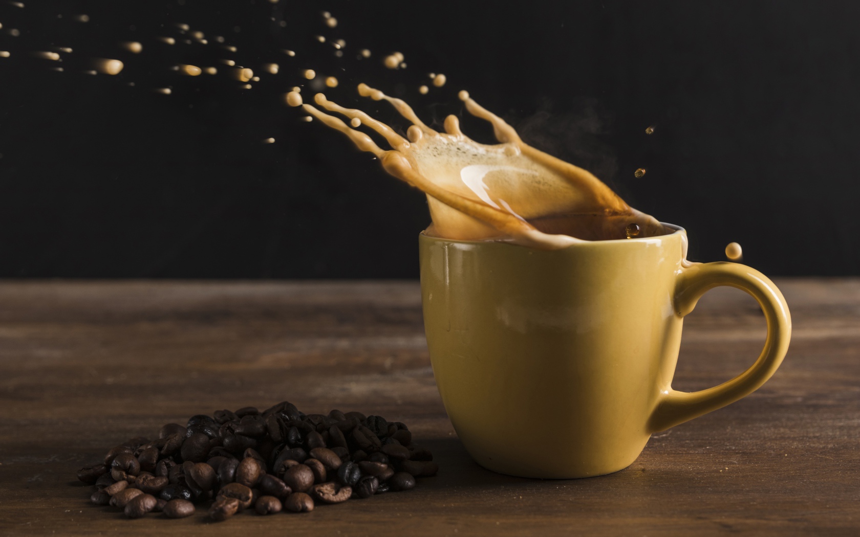 Брызги кофе на столе в чашке 