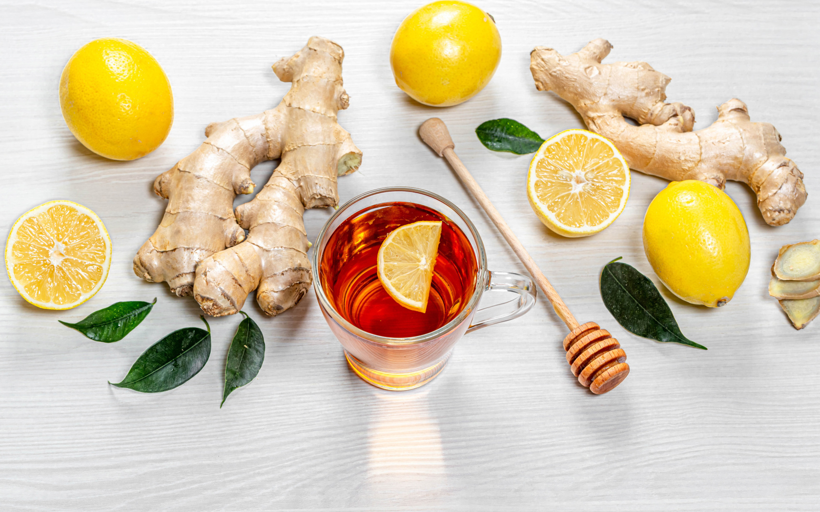 Чай в стеклянной чашке на столе с лимоном и имбирем 