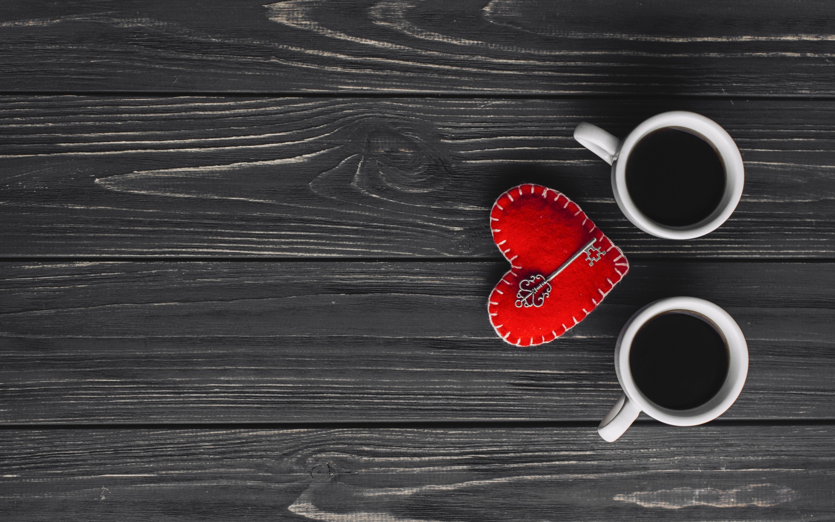 Две чашки кофе на столе с сердцем и ключом
