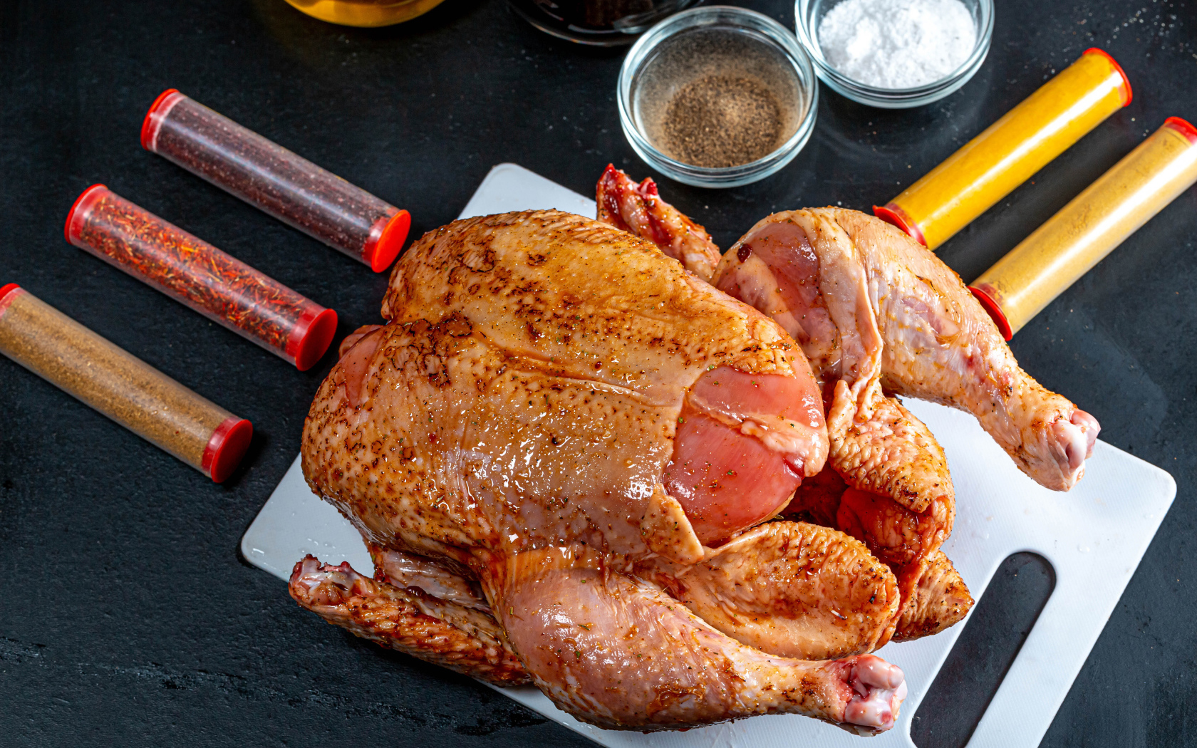 Курица на столе со специями 