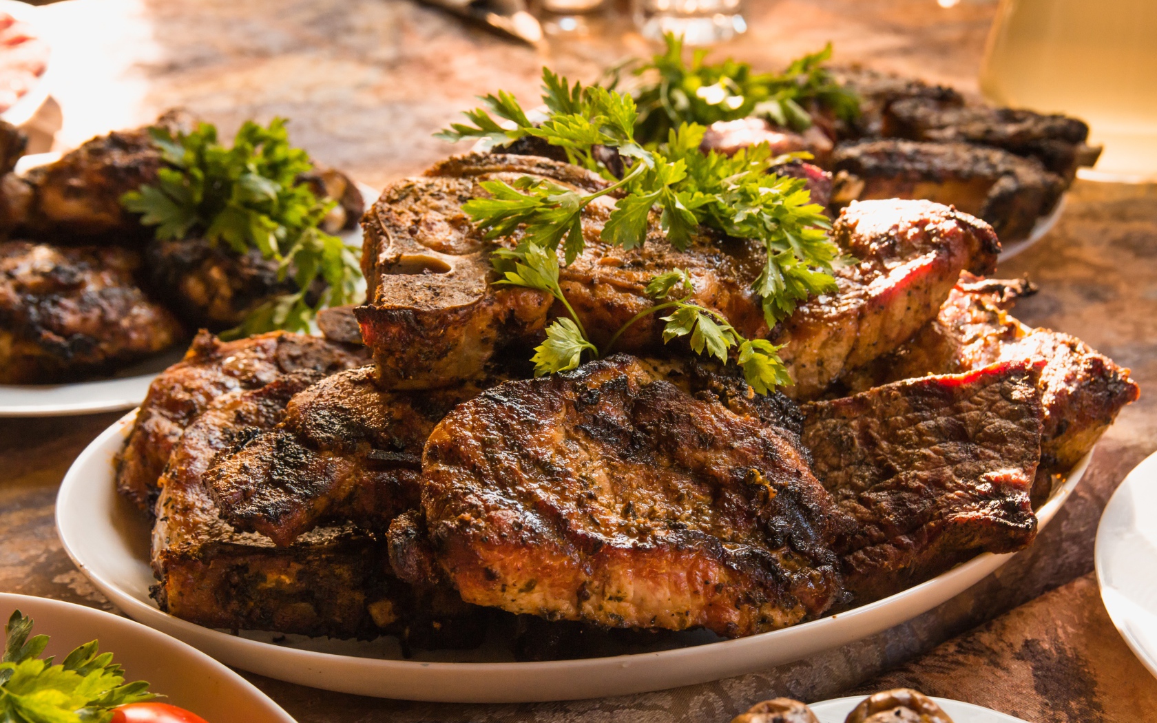 Много жареного мяса на тарелке с петрушкой 