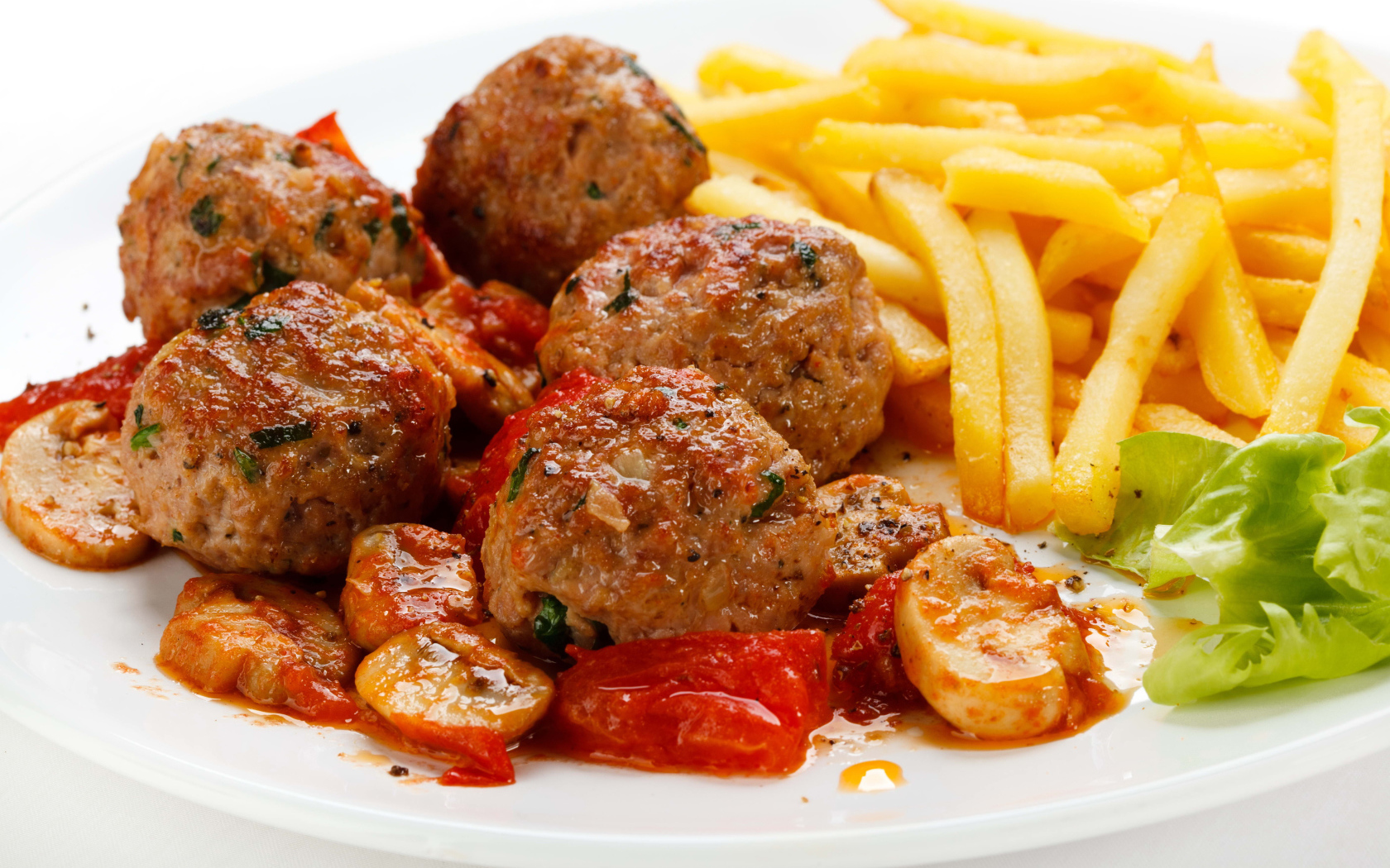 Тефтели с картофелем фри и овощами на белом фоне