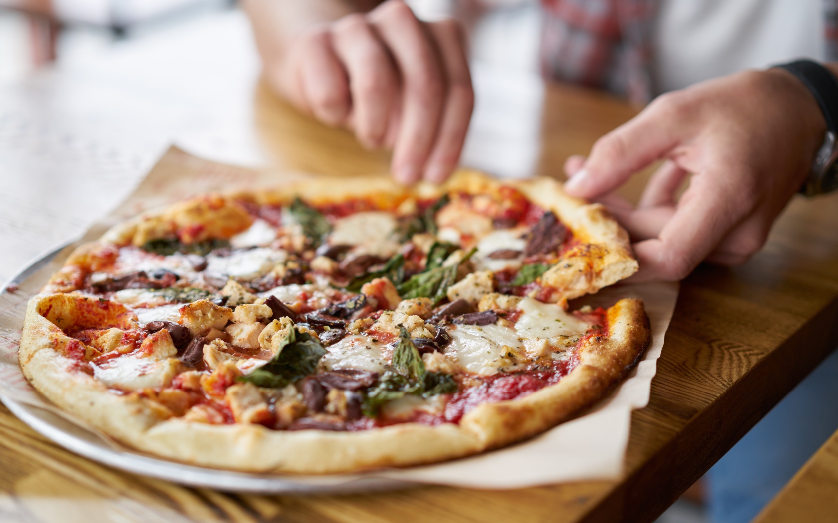 Мужчина в кафе ест вкусную горячую пиццу 