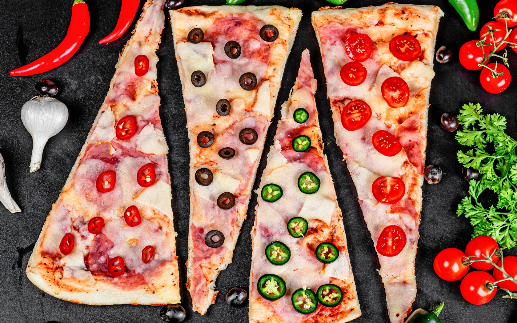 Четыре куска аппетитной пиццы с ветчиной и острым перцем