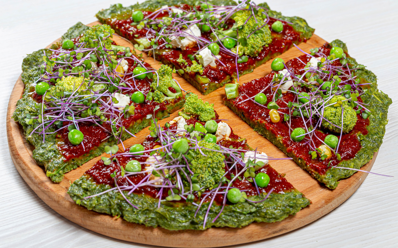 Вегетарианская пицца на доске на сером фоне