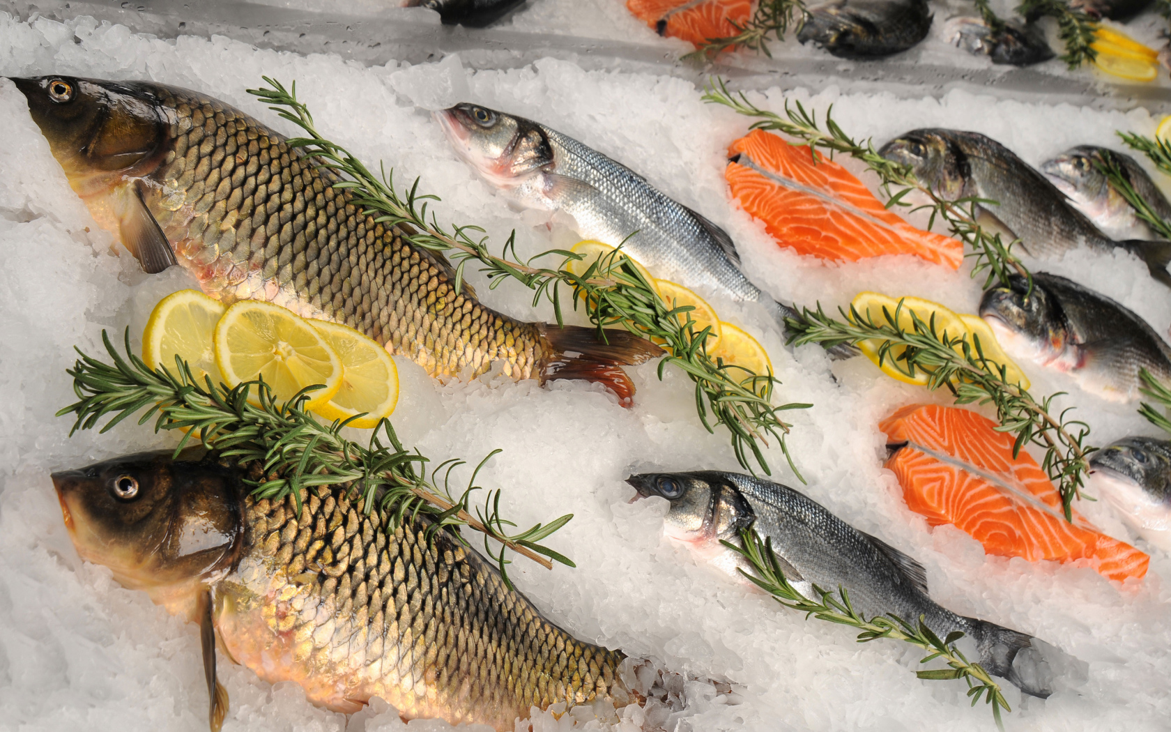 Свежая рыба в соли с лимоном и базиликом