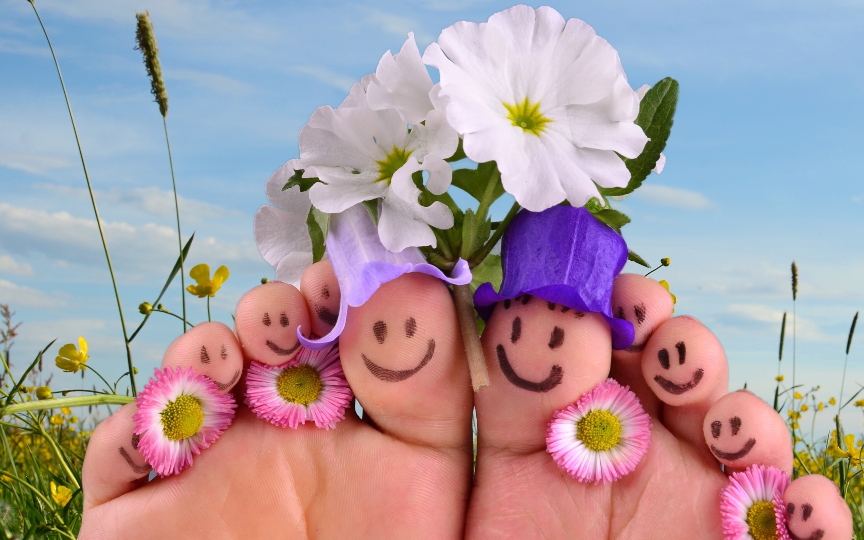 Мордочки нарисованные на ногах с цветами